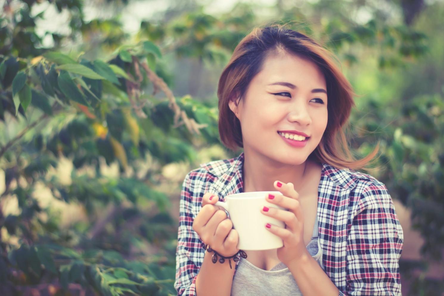 Personne travaillant sur son budget personnel avec des outils financiers