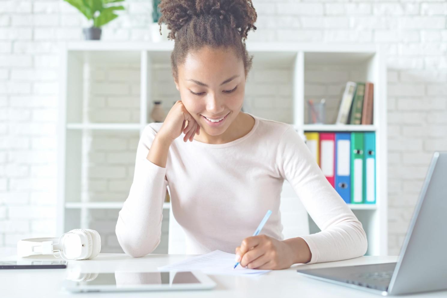 Organisation de documents financiers et notes de planification
