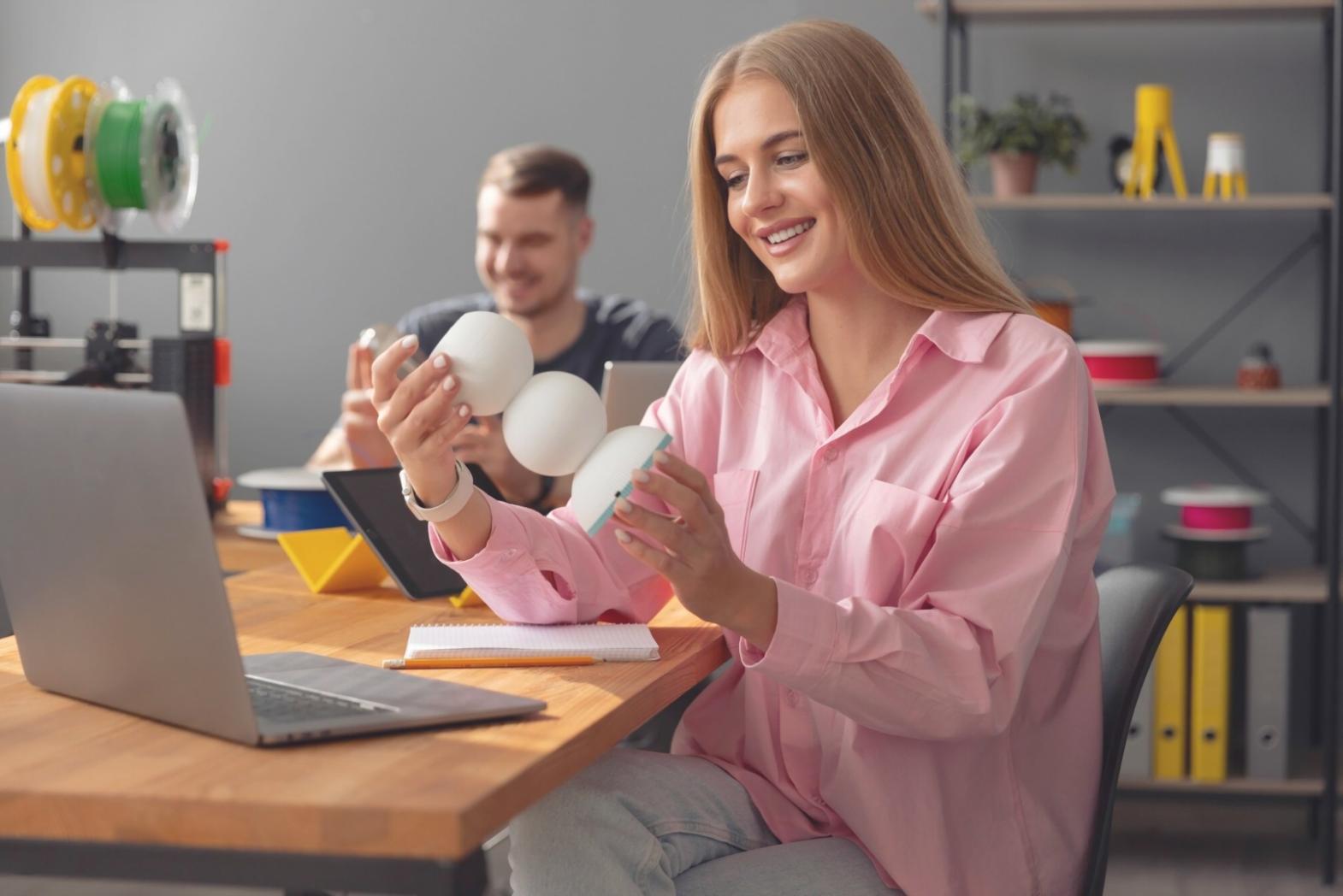 Visualisation de données budgétaires sur un bureau moderne