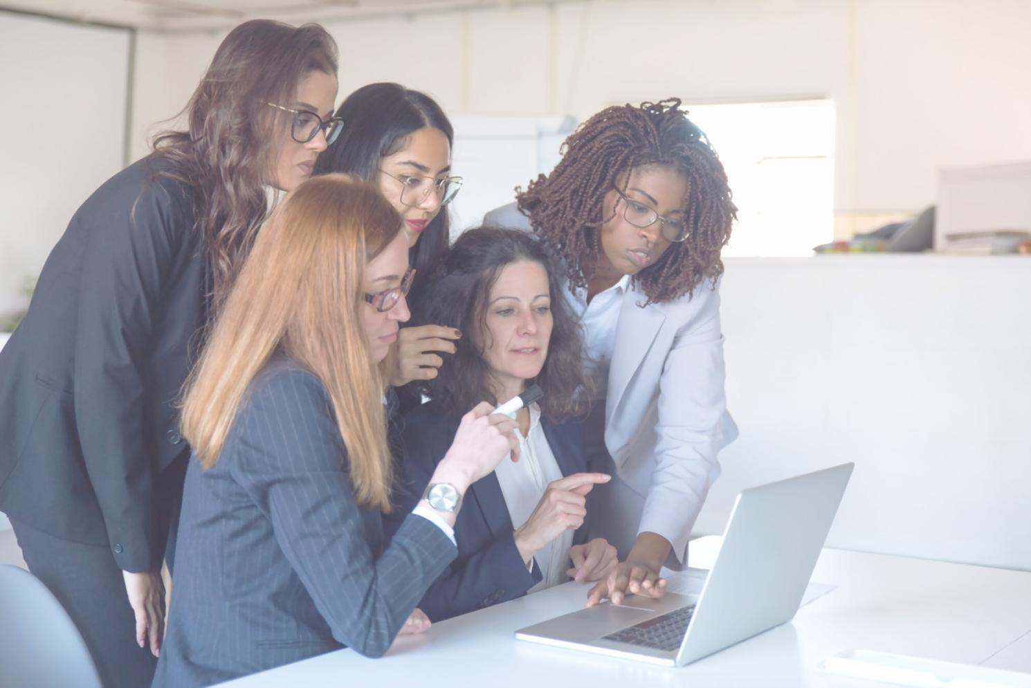 Planification financière avec documents et calculatrice