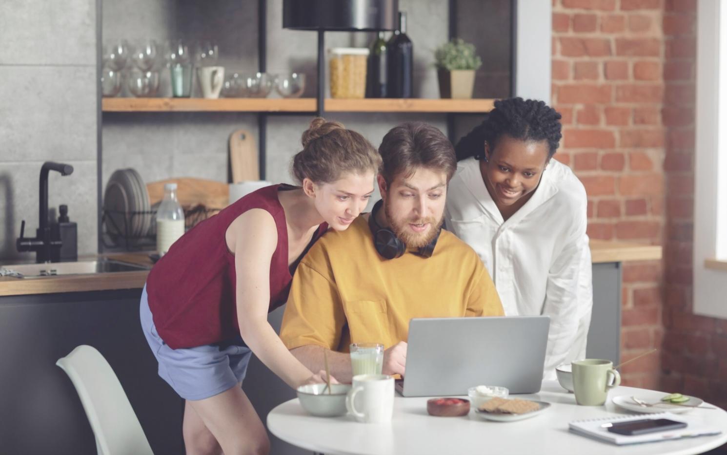 Espace de travail organisé avec documents financiers et ordinateur